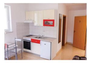 Kuchyň nebo kuchyňský kout v ubytování Apartments Ljuba