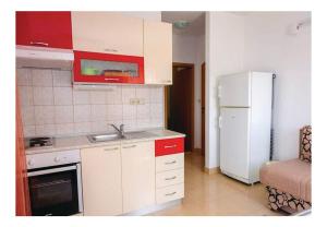Kuchyň nebo kuchyňský kout v ubytování Apartments Ljuba
