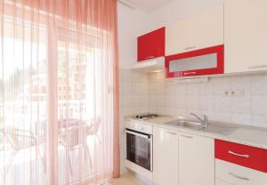 Kuchyň nebo kuchyňský kout v ubytování Apartments Ljuba
