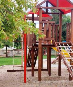 Achiotes JumayにあるCasa Jumay Mallorcaの公園内の滑り台付き木製遊び場 +43枚の写真
