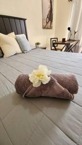 a white flower sitting on top of a bed at Casa Jumay Mallorca in Achiotes Jumay