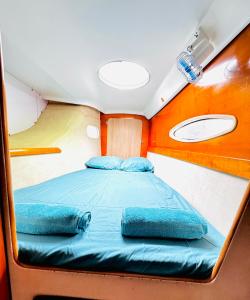 ein kleines Zimmer mit zwei Betten in der Mitte in der Unterkunft Catamaran Yoyo in Isla Wichitupo Grande