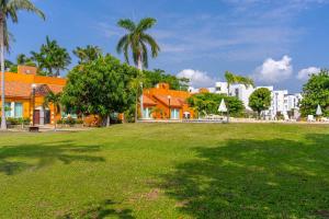 a park with palm trees and buildings in the background at Family Condo with 3 Bedrooms Pool & Hot tub in Acapulco