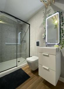 a bathroom with a shower and a toilet and a sink at L'appart'hôtel 23ème avenue - Spa privatif - Love room - Appartements à thèmes in Lamalou-les-Bains