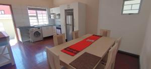Η κουζίνα ή μικρή κουζίνα στο Edladleni Guesthouse Quigney +18 φωτογραφίες