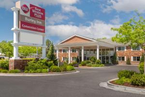 een bord voor een Berkley Inn bij Best Western Plus Burley Inn & Convention Center in Burley