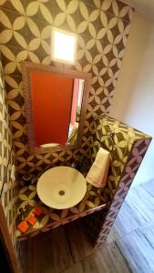un bagno con lavandino e specchio di La Moradita Villa Carlos Paz a Villa Carlos Paz