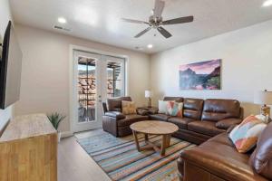 Posezení v ubytování Desert Retreat with Fire Pit, Pool, and Hot tub