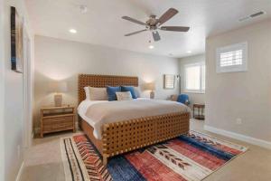 Postel nebo postele na pokoji v ubytování Desert Retreat with Fire Pit, Pool, and Hot tub + 22 fotografií