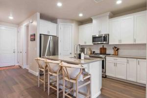 Kuchyň nebo kuchyňský kout v ubytování Desert Retreat with Fire Pit, Pool, and Hot tub