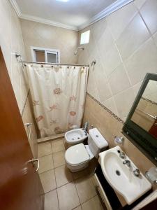 Un baño pequeño con inodoro y lavabo. en Terra Bella Aparts, en Colón
