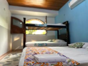 2 łóżka w pokoju z 2 łóżkami piętrowymi w obiekcie Tia Chela hostel w mieście Santa Marta