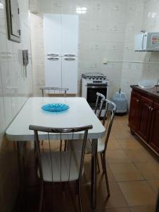 Kuchyň nebo kuchyňský kout v ubytování Apartamento Enseada