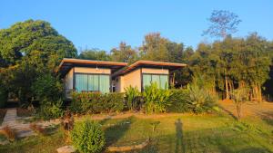 ein Haus mitten in einem Hof in der Unterkunft นะลาวิว รีสอร์ท ปัว Nala View Resort Pua in Pua + 41 Fotos
