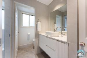 Ванная комната в Spacious 4-Bedroom House in Peaceful Epping +18 фотографий