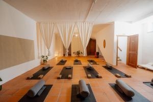 a yoga class in the middle of a room at NaNa House Ericeira - Yoga & Surf in Santo Isidoro