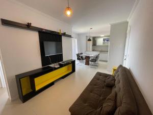 ein Wohnzimmer mit Couch und Flachbildfernseher in der Unterkunft Apto Home Club 500m Praia Piçarras 20 min Beto Carrero - ANG905C in Piçarras