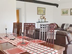 un soggiorno con tavolo, sedie e divano di Glendale Cottage a Haltwhistle