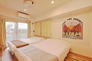 东京V.Close to Shinjuku Kabukicho/Korean Town/FrWIFI D的卧室配有两张床,墙上挂有一张海报