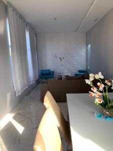 un soggiorno con un tavolo e un divano di Casa de praia abais a Estância