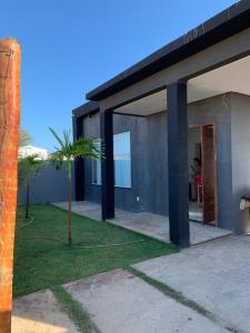 una casa con una palma di fronte di Casa de praia abais a Estância