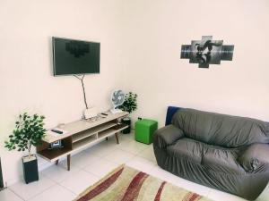 un salon avec un canapé et une télévision dans l'établissement Casa na praia para até 10 pessoas, à São Sebastião