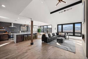 Kuchyň nebo kuchyňský kout v ubytování Hot Tub Amazing Views 10 Min To Ski Resort