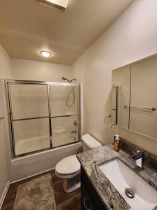 Ванная комната в Lake Views Hot Tub 7 Beds Dock Near Ski Resort +85 фотографий