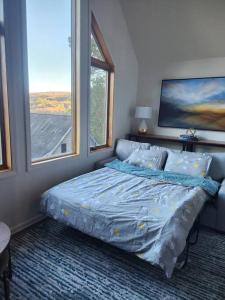 Кровать или кровати в номере Lake Views Hot Tub 7 Beds Dock Near Ski Resort