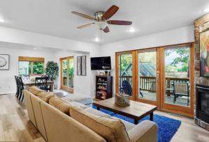 Телевизор и/или развлекательный центр в Lake Views Hot Tub 7 Beds Dock Near Ski Resort