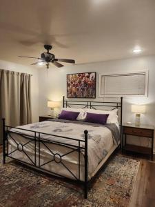 Кровать или кровати в номере Lake Views Hot Tub 7 Beds Dock Near Ski Resort