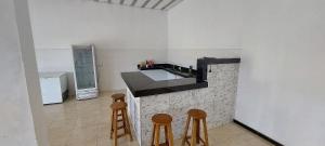 Kuchyň nebo kuchyňský kout v ubytování Casa de temporada Guriri com Piscina - Cod 34