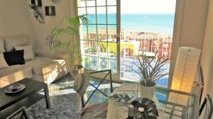 sala de estar con vistas al océano en Bianca Seaview & Beach Apartment, en Montgat