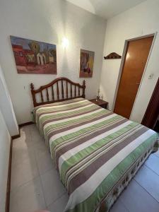 una camera da letto con un letto grande in una stanza di Depto Avenida Colón-Mar del Plata a Mar del Plata