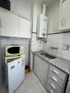 una piccola cucina con lavello e microonde di Depto Avenida Colón-Mar del Plata a Mar del Plata 1 altra foto