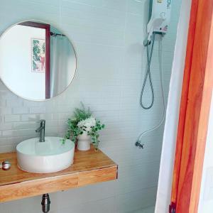 a bathroom with a sink and a mirror at โอบกอด รีสอร์ท เกาะล้าน in Ko Larn