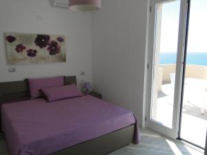 ガリポリにあるZenitの紫色のベッドとバルコニー付きのベッドルーム1室