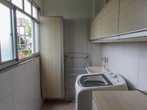 マナウスにあるAPARTAMENTO TRiNDADEの洗面台と洗濯機を備えた小さなバスルーム +25枚の写真