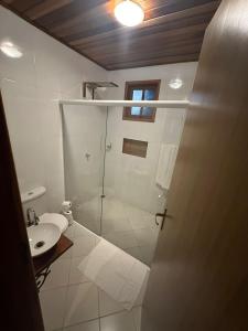 Koupelna v ubytování Pousada Camping e Restaurante Vila dos Arcanjos