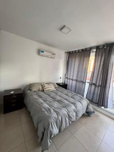 En eller flere senge i et værelse på Hermoso Departamento centro con pileta + 6 billeder