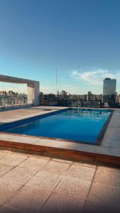 Swimmingpoolen hos eller tæt på Hermoso Departamento centro con pileta