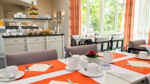 Příslušenství pro přípravu čaje a kávy v ubytování Fontana Hotel Wiesbaden