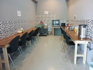 浦项Pohang Cheongha Call Self Check-in Motel的带桌椅的厨房