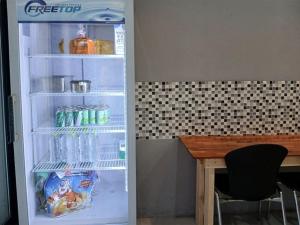 浦项Pohang Cheongha Call Self Check-in Motel的桌子旁的开放式冰箱,里面装有饮料