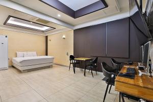 Postel nebo postele na pokoji v ubytování Daegu Pyeongri-Dong Hotel O2