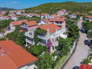 - une vue aérienne sur une ville avec des maisons dans l'établissement Oaza Tribunj Sea View, à Tribunj