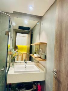Ένα μπάνιο στο Homestay studio Haven Park Ecopark view bể bơi, phong cách Nhật +2 φωτογραφίες