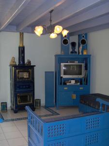 Una televisión o centro de entretenimiento en Chambres d'Hôtes Le Relais du Passage de la Roche