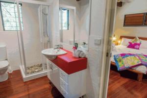Seabreeze - 5 BR w Pool Table - Beachfront房間的床