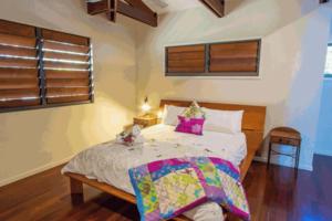 Seabreeze - 5 BR w Pool Table - Beachfront房間的床